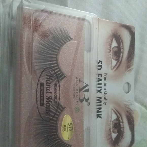 earrings never opened! LASHES NOT INCLUDED - Picture 2 of 2